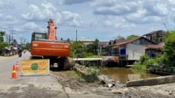 Alat berat ekskavator sedang melakukan pengerjaan normalisasi sungai di Desa Sungai Rengas, Kecamatan Sungai Kakap, Kabupaten Kubu Raya. (Dok. HO/Faktakalbar.id)