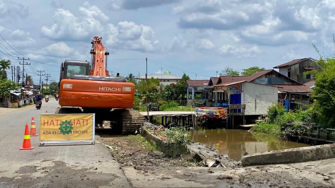 Alat berat ekskavator sedang melakukan pengerjaan normalisasi sungai di Desa Sungai Rengas, Kecamatan Sungai Kakap, Kabupaten Kubu Raya. (Dok. HO/Faktakalbar.id)