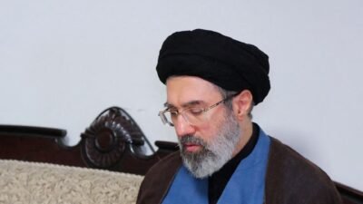 Mojtaba Khamenei sedang duduk membaca buku. Ia resmi ditunjuk oleh Majelis Ahli sebagai Pemimpin Tertinggi Iran menggantikan ayahnya. (Dok. Ist)
