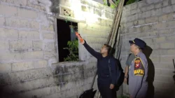 Personel kepolisian melakukan olah tempat kejadian perkara (TKP) menyusul ditemukannya jenazah seorang pemuda di Kelurahan Sekip Lama, Singkawang, Kamis (26/3/2026).