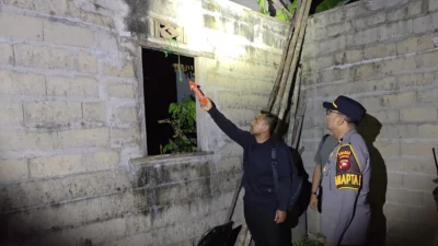 Personel kepolisian melakukan olah tempat kejadian perkara (TKP) menyusul ditemukannya jenazah seorang pemuda di Kelurahan Sekip Lama, Singkawang, Kamis (26/3/2026).