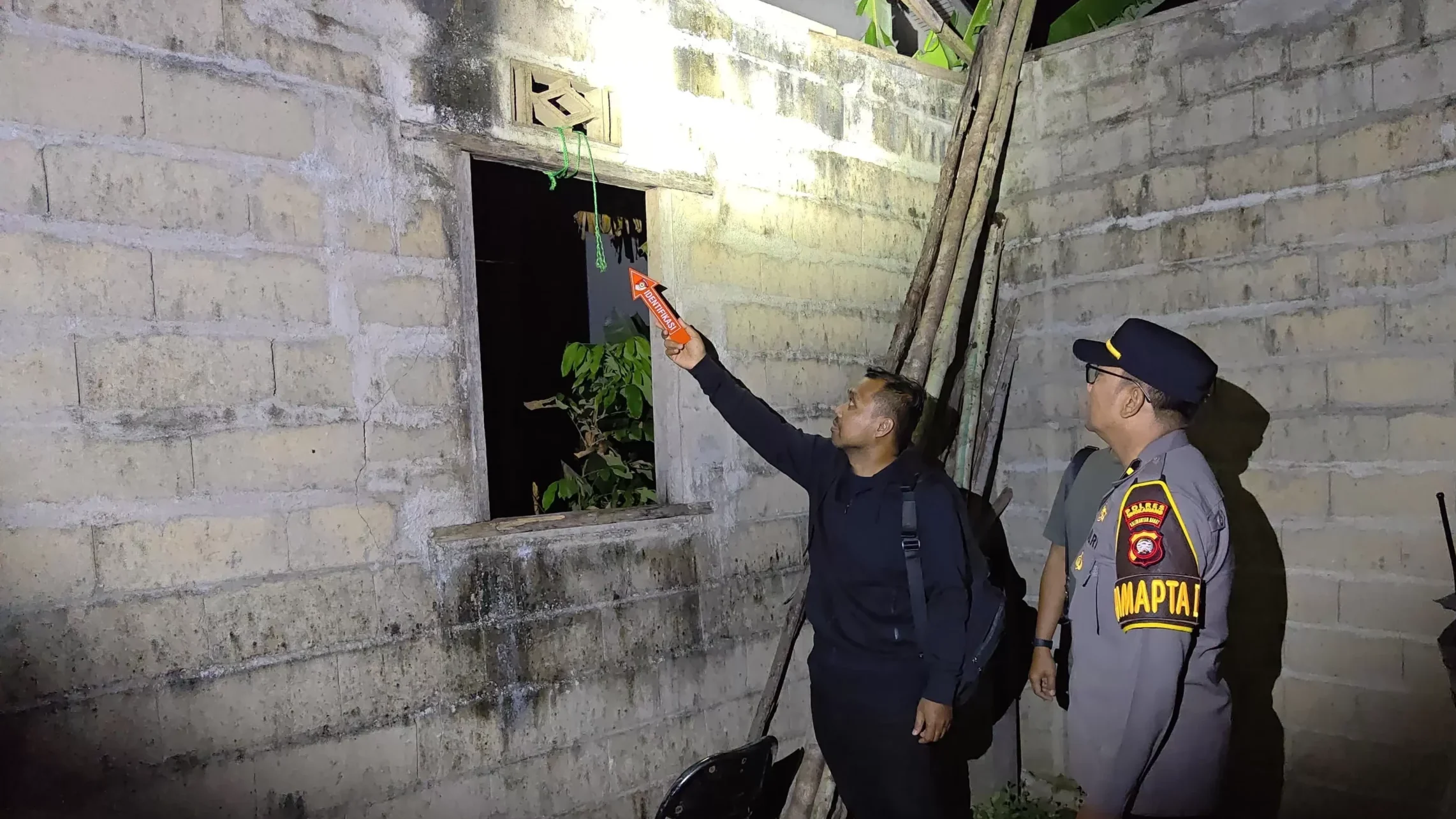 Personel kepolisian melakukan olah tempat kejadian perkara (TKP) menyusul ditemukannya jenazah seorang pemuda di Kelurahan Sekip Lama, Singkawang, Kamis (26/3/2026).