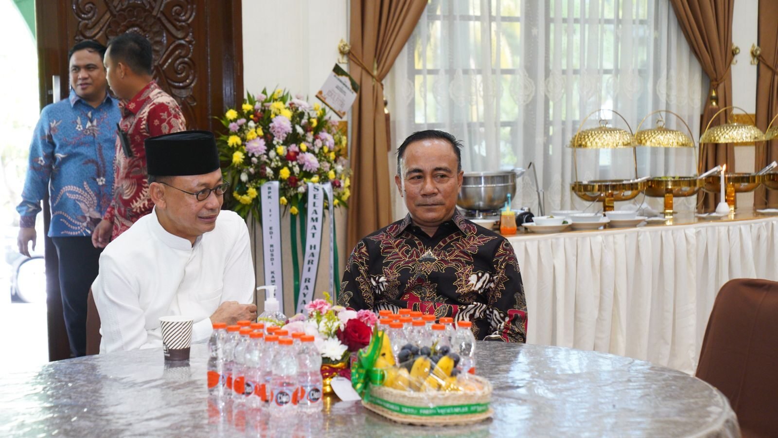 Wali Kota Pontianak Edi Kamtono saat menyambut tamu dalam acara open house Idulfitri 1447 H di kediaman dinas. (Dok. HO/Faktakalbar.id)