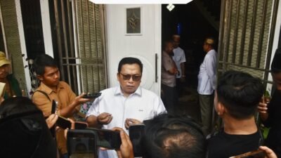 Wakil Bupati Kubu Raya Sukiryanto sedang diwawancarai oleh awak media saat acara gelar griya (open house) di kediamannya di Pontianak. (Dok. HO/Faktakalbar.id)