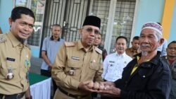 Sekretaris Daerah Kota Pontianak Amirullah memberikan bantuan telur kepada warga pada Operasi Pasar Murah di Pontianak Tenggara. (Dok. HO/Faktakalbar.id)