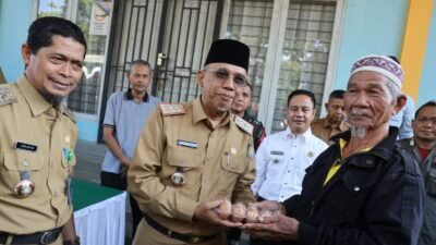 Sekretaris Daerah Kota Pontianak Amirullah memberikan bantuan telur kepada warga pada Operasi Pasar Murah di Pontianak Tenggara. (Dok. HO/Faktakalbar.id)