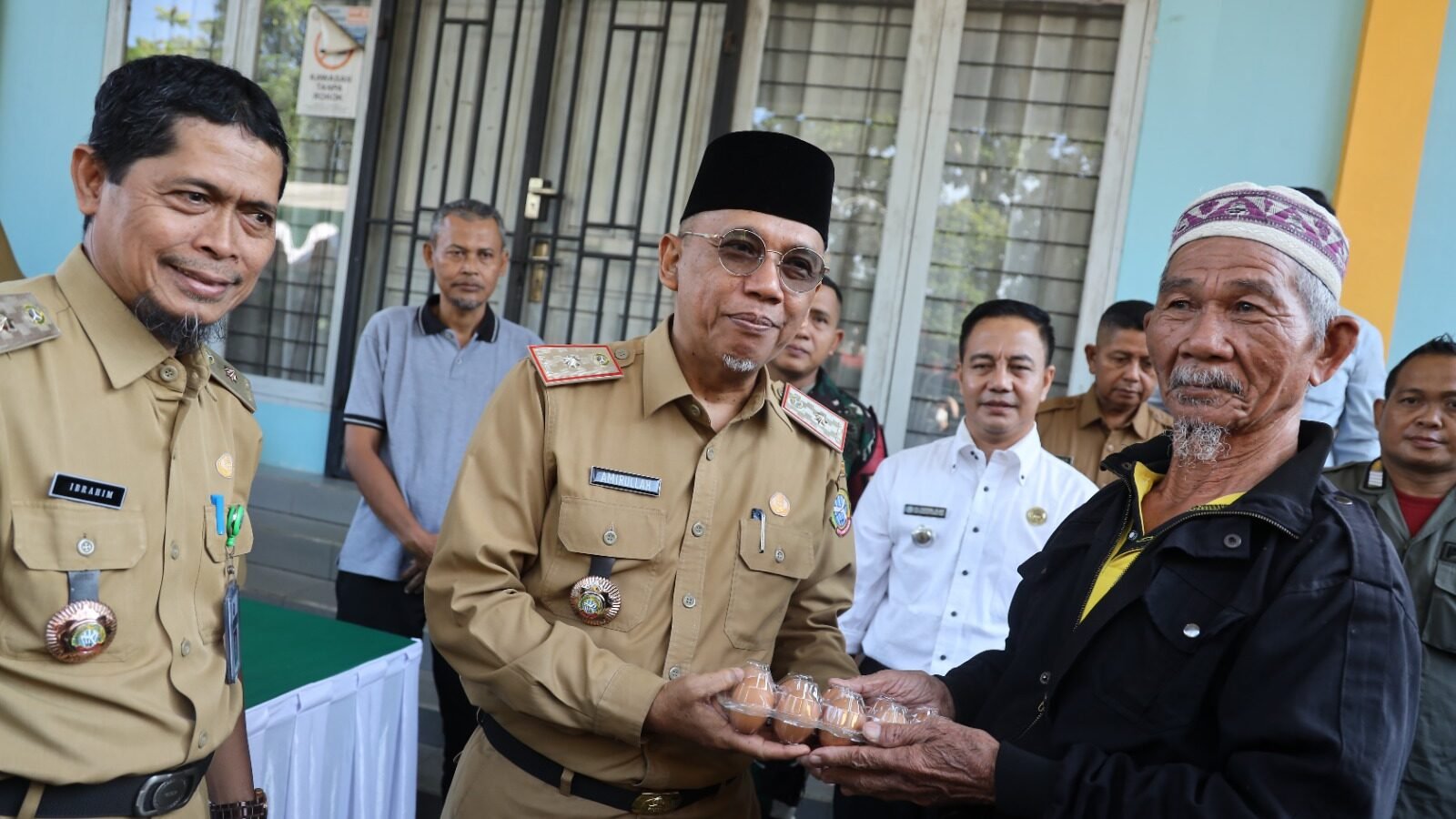 Sekretaris Daerah Kota Pontianak Amirullah memberikan bantuan telur kepada warga pada Operasi Pasar Murah di Pontianak Tenggara. (Dok. HO/Faktakalbar.id)