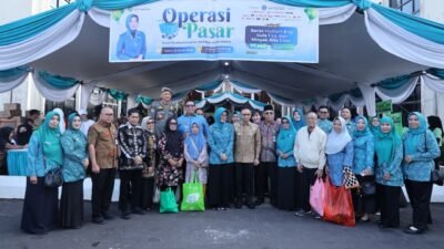 Wali Kota Pontianak Edi Rusdi Kamtono dan Ketua TP PKK Yanieta Arbiastutie berfoto bersama kader posyandu dan penerima manfaat di depan tenda Operasi Pasar di halaman Kantor Wali Kota. (Dok. HO/Faktakalbar.id)