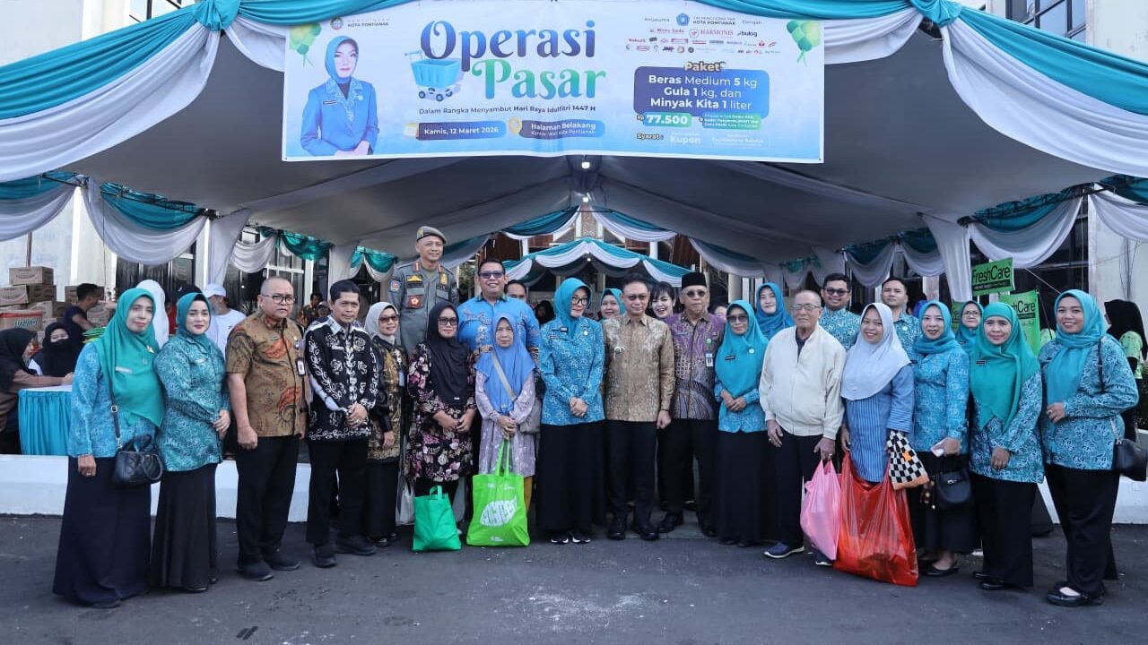 Wali Kota Pontianak Edi Rusdi Kamtono dan Ketua TP PKK Yanieta Arbiastutie berfoto bersama kader posyandu dan penerima manfaat di depan tenda Operasi Pasar di halaman Kantor Wali Kota. (Dok. HO/Faktakalbar.id)