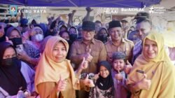 Bupati Kubu Raya Sujiwo berfoto bersama warga dan petugas dalam operasi pasar sembako di Desa Kuala Dua. (Dok. HO/Faktakalbar.id)