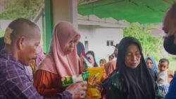Wakil Bupati Kubu Raya Sukiryanto memantau pendistribusian paket sembako dan minyak goreng kepada warga dalam kegiatan operasi pasar di halaman Masjid Nurul Iman. (Dok. HO/Faktakalbar.id)