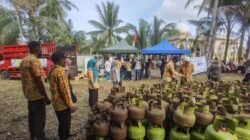 Operasi Pasar di Benua Kayong, Warga Ketapang Bisa Tebus Sembako Murah. (Dok. HO/Faktakalbar.id)