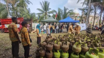 Operasi Pasar di Benua Kayong, Warga Ketapang Bisa Tebus Sembako Murah. (Dok. HO/Faktakalbar.id)