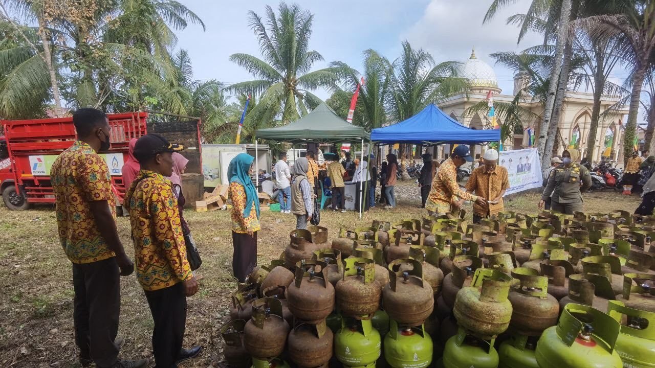 Operasi Pasar di Benua Kayong, Warga Ketapang Bisa Tebus Sembako Murah. (Dok. HO/Faktakalbar.id)