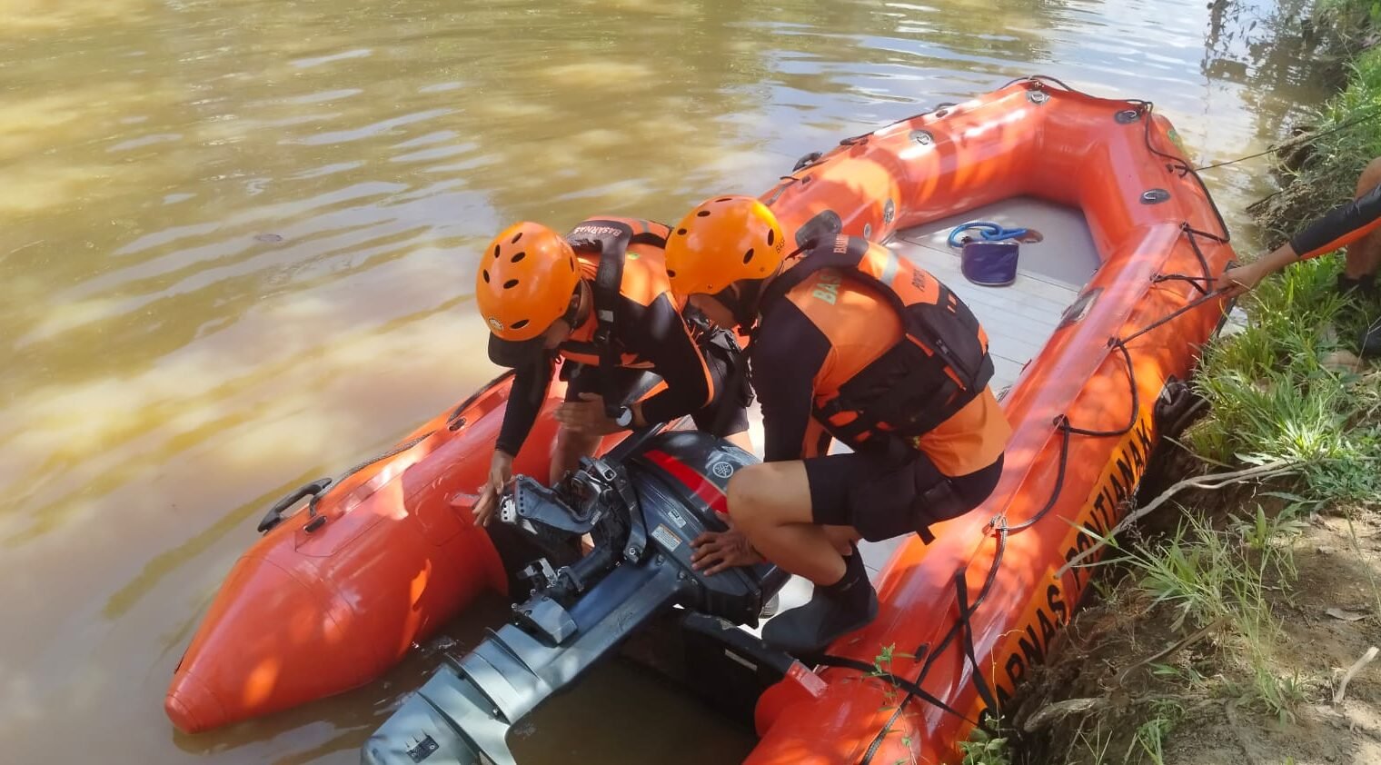 "Operasi pencarian Yan Zhe, ABK kapal MV JH 07 yang hilang di Sungai Kapuas Sanggau resmi dihentikan setelah 7 hari. Simak penjelasan lengkap Kantor SAR Pontianak."