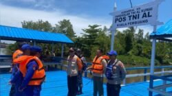 Petugas gabungan dari Pos TNI AL Kuala Pembuang, Satpolairud, dan instansi terkait berkoordinasi di dermaga untuk persiapan operasi SAR korban laka laut. (Dok. HO/Faktakalbar.id)