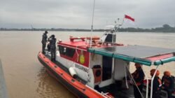 Tim SAR Gabungan dari Basarnas dan TNI AL Kodaeral XII bersiap di atas kapal patroli untuk melakukan penyisiran korban kapal tenggelam di Sungai Kapuas. (Dok. HO/Faktakalbar.id)