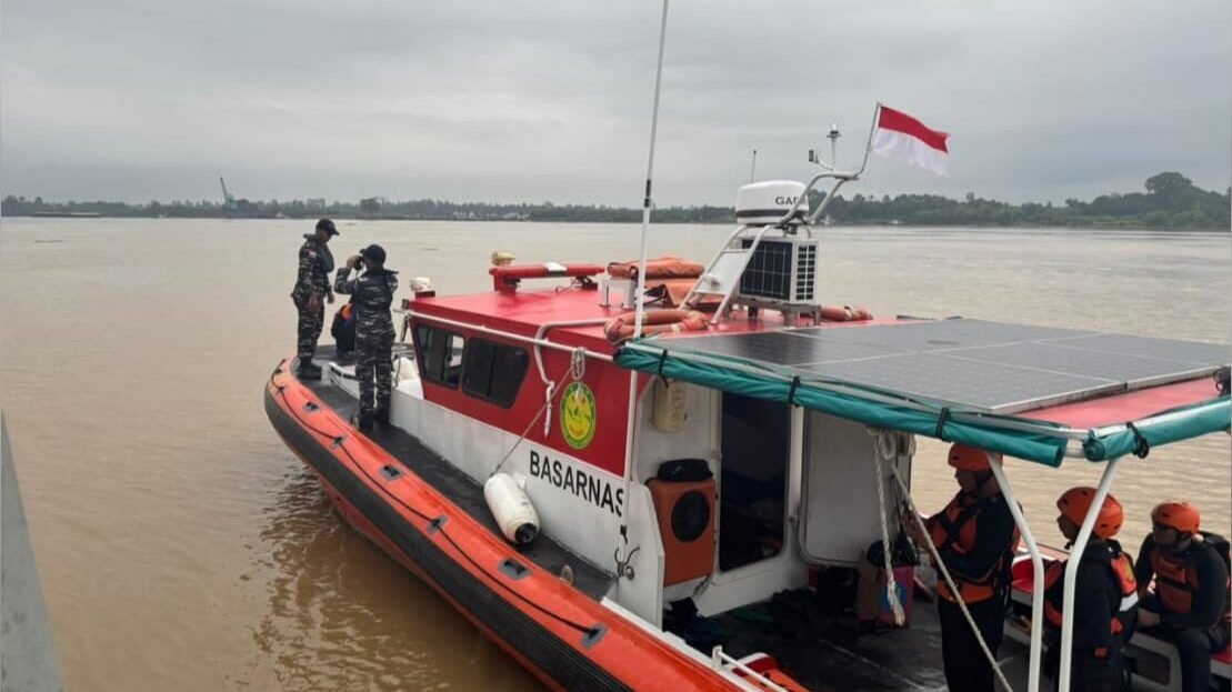 Tim SAR Gabungan dari Basarnas dan TNI AL Kodaeral XII bersiap di atas kapal patroli untuk melakukan penyisiran korban kapal tenggelam di Sungai Kapuas. (Dok. HO/Faktakalbar.id)