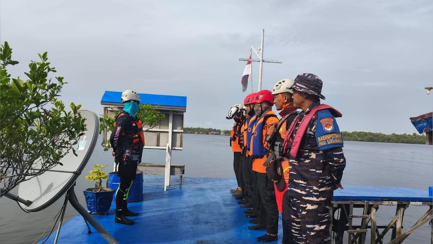 Tim SAR gabungan yang terdiri dari Posal Kendawangan, Basarnas, dan BPBD saat apel persiapan pencarian ABK di perairan Kendawangan. (Dok. HO/Faktakalbar.id)