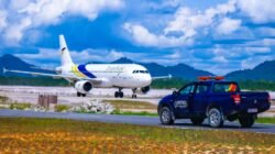 Pesawat TransNusa saat mendarat di landasan pacu Bandara Singkawang dengan pengawalan mobil patroli bandara. (Dok. HO/Faktakalbar.id)