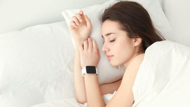 Ilustrasi - Penggunaan pelacak tidur atau smartwatch yang berlebihan memicu insomnia jenis baru bernama orthosomnia akibat obsesi pada data tidur digital. (Dok. Ist)