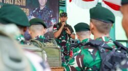 Pangdam XII Tanjungpura Mayjen TNI Novi Rubadi Sugito saat memberikan arahan kepada personel TNI. (Dok. HO/Faktakalbar.id)
