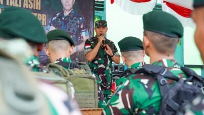 Pangdam XII Tanjungpura Mayjen TNI Novi Rubadi Sugito saat memberikan arahan kepada personel TNI. (Dok. HO/Faktakalbar.id)