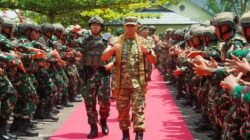 "Pangdam XII/Tanjungpura Novi Rubadi Sugito pimpin pemeriksaan kesiapan operasi Yonif 645/Gardatama Yuda di Sambas. Pastikan fisik dan senjata siap tempur."