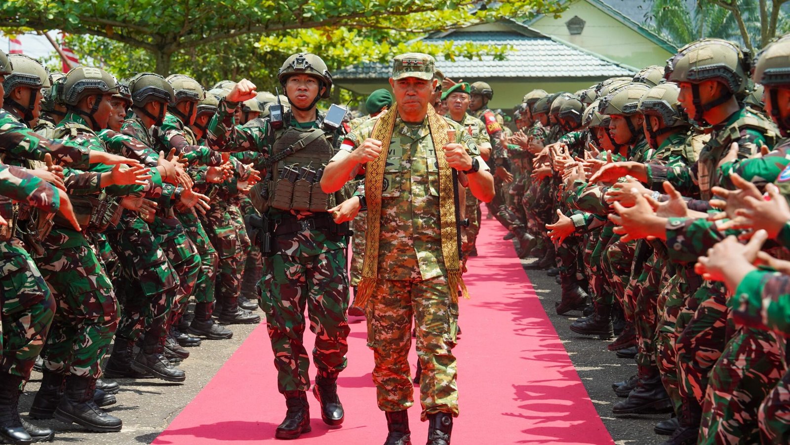 "Pangdam XII/Tanjungpura Novi Rubadi Sugito pimpin pemeriksaan kesiapan operasi Yonif 645/Gardatama Yuda di Sambas. Pastikan fisik dan senjata siap tempur."