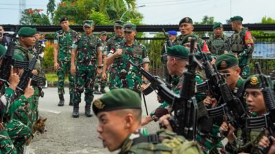 Pangdam XII Tanjungpura kunjungi perbatasan Temajuk Sambas. Prajurit TNI diinstruksikan utamakan keamanan dan aktif bantu berbagai kesulitan warga.