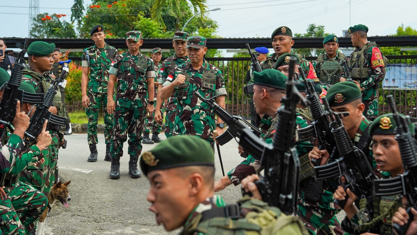 Pangdam XII Tanjungpura kunjungi perbatasan Temajuk Sambas. Prajurit TNI diinstruksikan utamakan keamanan dan aktif bantu berbagai kesulitan warga.