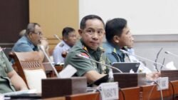 Panglima TNI Jenderal Agus Subiyanto saat memberikan instruksi dalam rapat koordinasi bersama jajaran petinggi militer terkait status keamanan nasional. (Dok. HO/Faktakalbar.id)