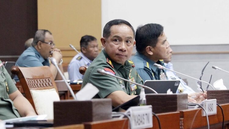 Panglima TNI Jenderal Agus Subiyanto saat memberikan instruksi dalam rapat koordinasi bersama jajaran petinggi militer terkait status keamanan nasional. (Dok. HO/Faktakalbar.id)