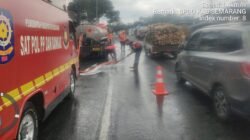 Personel Damkar dan BPBD Kabupaten Semarang membersihkan tumpahan minyak di Jalan Fatmawati, Kecamatan Tuntang, Kabupaten Semarang, Jawa Tengah, Selasa (17/3).