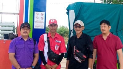 Personel Satpol PP Kecamatan Marau memantau penyaluran BBM di SPBU Sungai Sarang guna memastikan ketertiban distribusi. (Dok. HO/Faktakalbar.id)