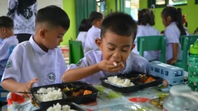 Sejumlah siswa sekolah menyantap paket Makan Bergizi Gratis (MBG) di ruang kelas, sebuah program nasional yang kini tengah mendapat sorotan tajam dan kritik dari berbagai elemen masyarakat. (Dok. Ist)
