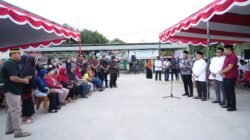 Gubernur Kalimantan Barat Ria Norsan bersama jajaran Pemerintah Kabupaten Landak meninjau pelaksanaan pasar murah yang menyediakan ribuan paket sembako bersubsidi bagi masyarakat.