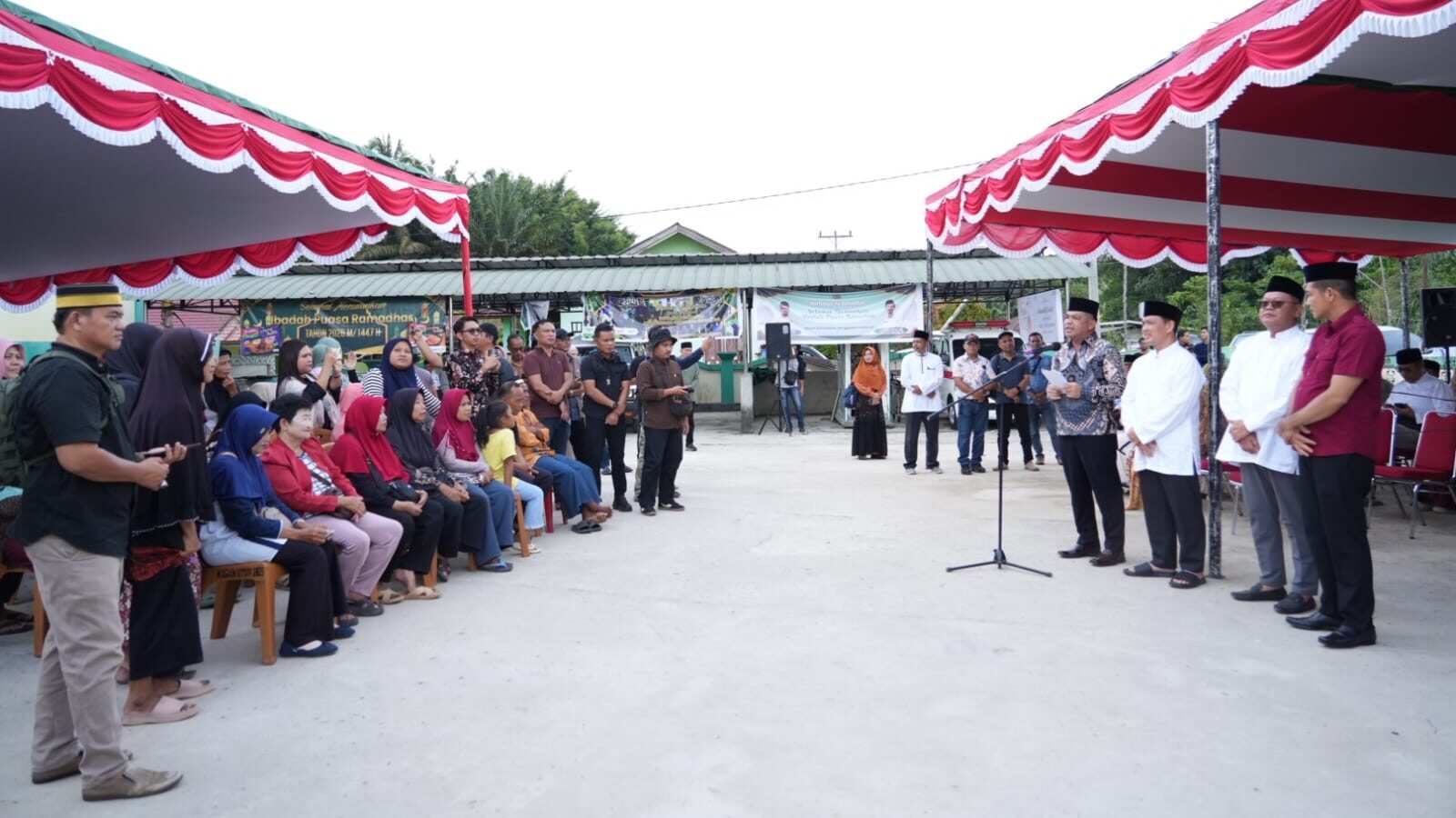 Gubernur Kalimantan Barat Ria Norsan bersama jajaran Pemerintah Kabupaten Landak meninjau pelaksanaan pasar murah yang menyediakan ribuan paket sembako bersubsidi bagi masyarakat.