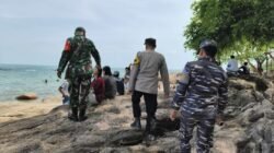 Aparat gabungan TNI, Polri, dan TNI AL melaksanakan patroli pengamanan di kawasan wisata Pantai Temajuk, Sambas. (Dok. HO/Faktakalbar.id)