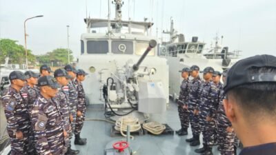 Prajurit TNI AL Kodaeral XII saat melaksanakan apel di atas geladak KRI Siribua-859 sebelum menjalankan misi patroli laut. (Dok. HO/Faktakalbar.id)