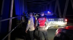 Jajaran kepolisian melakukan patroli dini hari dan pengecekan langsung ke lokasi hilangnya besi pengaman di Jembatan Melawi II.