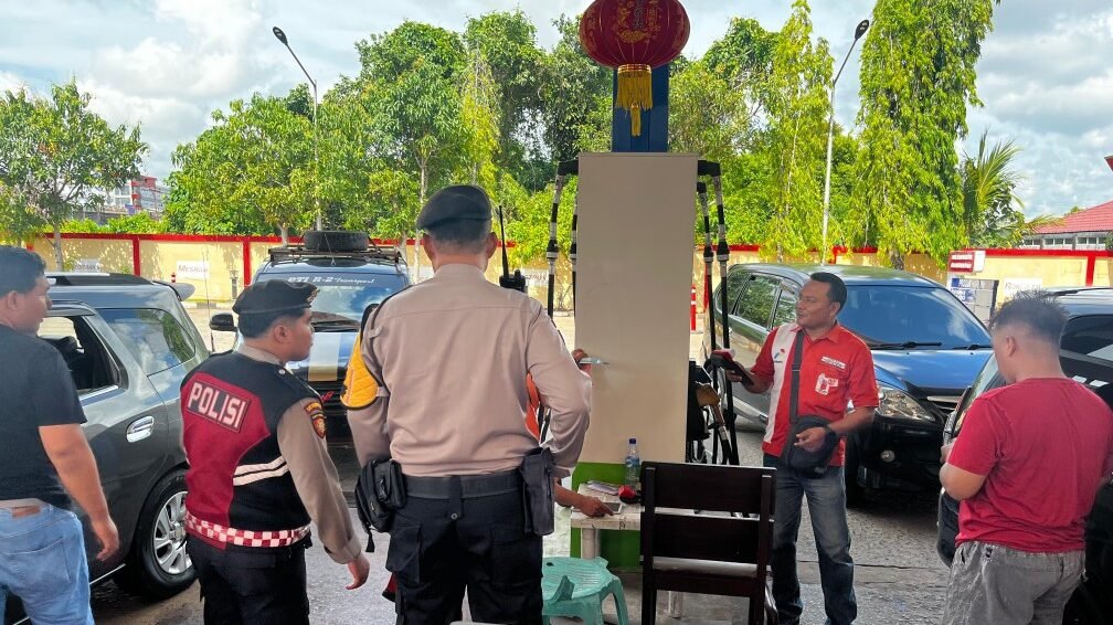 Anggota Sat Samapta Polres Ketapang berdialog dengan petugas SPBU dan warga untuk mencegah panic buying BBM menjelang Lebaran. (Dok. HO/Faktakalbar.id)
