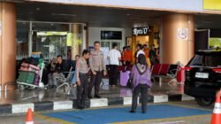 Personel Satgas Preventif Operasi Ketupat Kapuas 2026 saat melakukan patroli pengamanan di bandara Internasional Supadio, Rabu (25/3/2026).