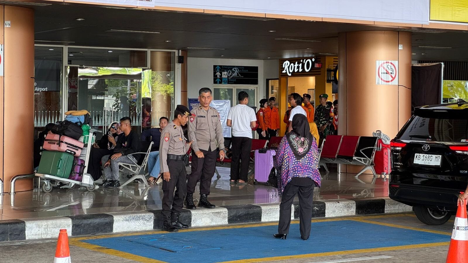 Personel Satgas Preventif Operasi Ketupat Kapuas 2026 saat melakukan patroli pengamanan di bandara Internasional Supadio, Rabu (25/3/2026).