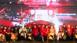 Wakil Ketua DPRD dan Wali Kota Singkawang memukul loku dalam pembukaan Pawai Festival Lampion 2026 di depan Kantor Wali Kota. (Dok. HO/Faktakalbar.id)