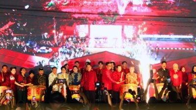 Wakil Ketua DPRD dan Wali Kota Singkawang memukul loku dalam pembukaan Pawai Festival Lampion 2026 di depan Kantor Wali Kota. (Dok. HO/Faktakalbar.id)