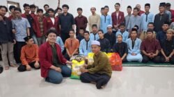 "PC IMM Kota Pontianak menggelar rangkaian agenda sosial Ramadan dengan menyalurkan sembako ke pondok pesantren dan membagikan paket nasi sahur di jalanan. "