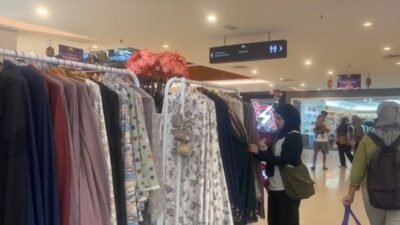 "Pedagang di Pontianak mulai beralih fokus menjual mukena menjelang Lebaran 2026. Simak tren model, harga, dan alasan warga lebih pilih belanja offline."
