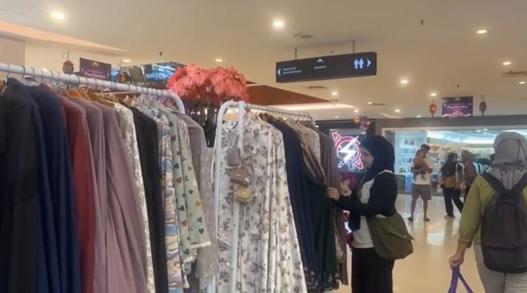 "Pedagang di Pontianak mulai beralih fokus menjual mukena menjelang Lebaran 2026. Simak tren model, harga, dan alasan warga lebih pilih belanja offline."