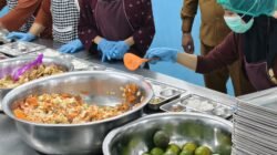 Ilustrasi - Pejabat pemerintah, termasuk gubernur dan bupati yang mengenakan pakaian dinas, sedang meninjau aktivitas pekerja dapur berseragam celemek, masker, dan penutup kepala saat menyiapkan porsi makanan ke dalam baki baja nirkarat. (Dok. HO/Faktakalbar.id)